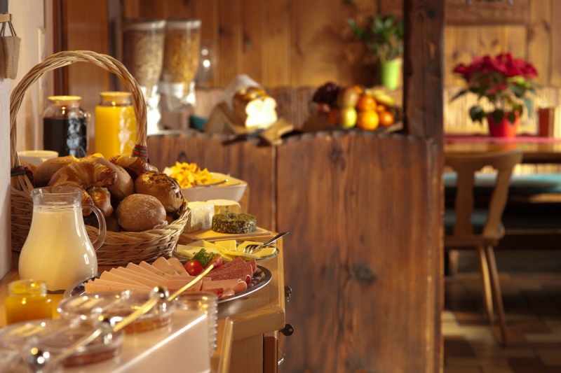 brasserie-LE ROURET-min_breakfast_buffet_food_restaurant_meal_hotel_plate_fresh-718745